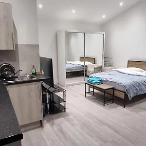 apt-towncentre-large-studio.brighton-hotels-england.com/